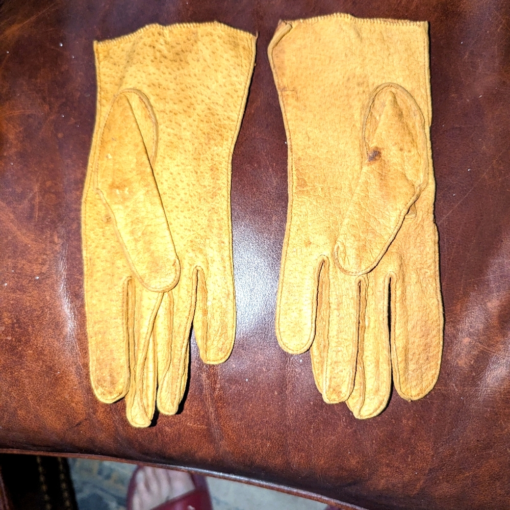 Barroco women's unlined peccary leather gloves